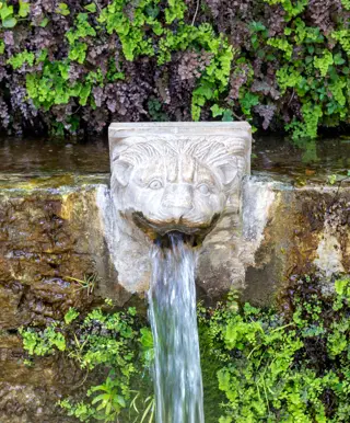 Erkunde das kleine Dorf Menites